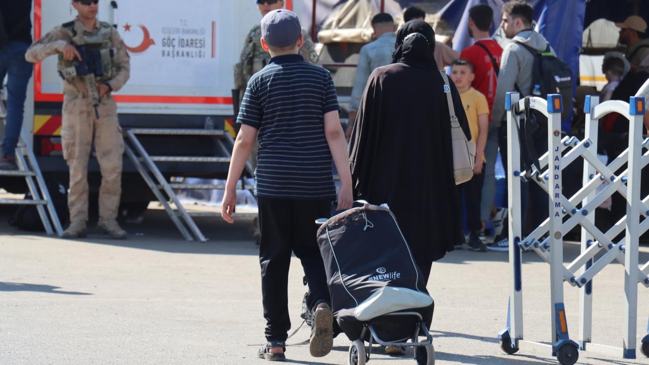 Okulların kapanmasıyla Suriyelilerin ülkelerine dönüşleri yoğunlaştı