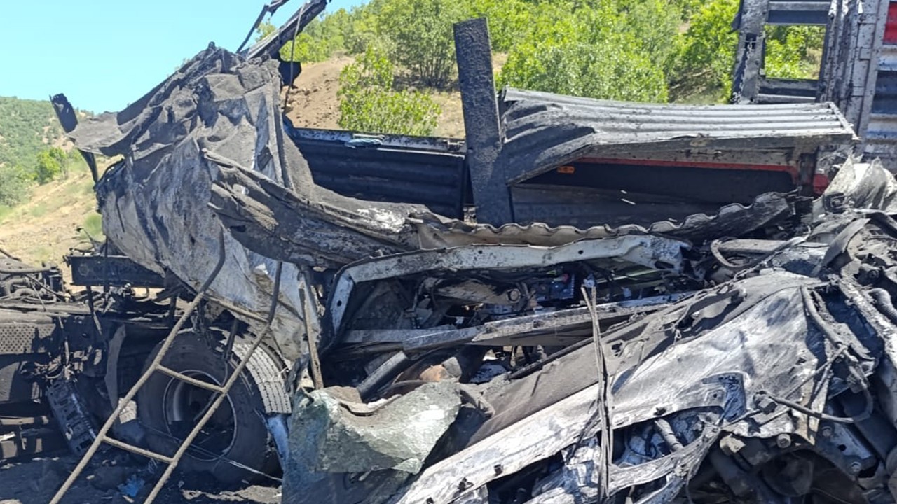 Şarampole devrilen TIR'ın şoförü öldü