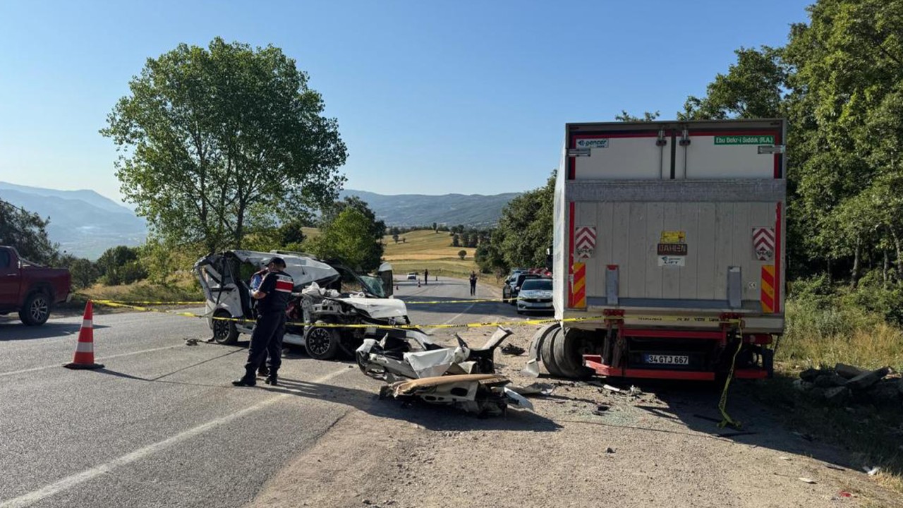 Hafif ticari araç park halindeki kamyona çarptı: 2 ölü, 3 yaralı