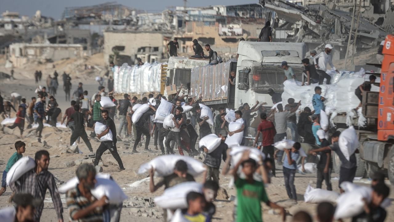 Katil İsrail yardım bekleyenlere saldırdı: 21 Filistinli öldü