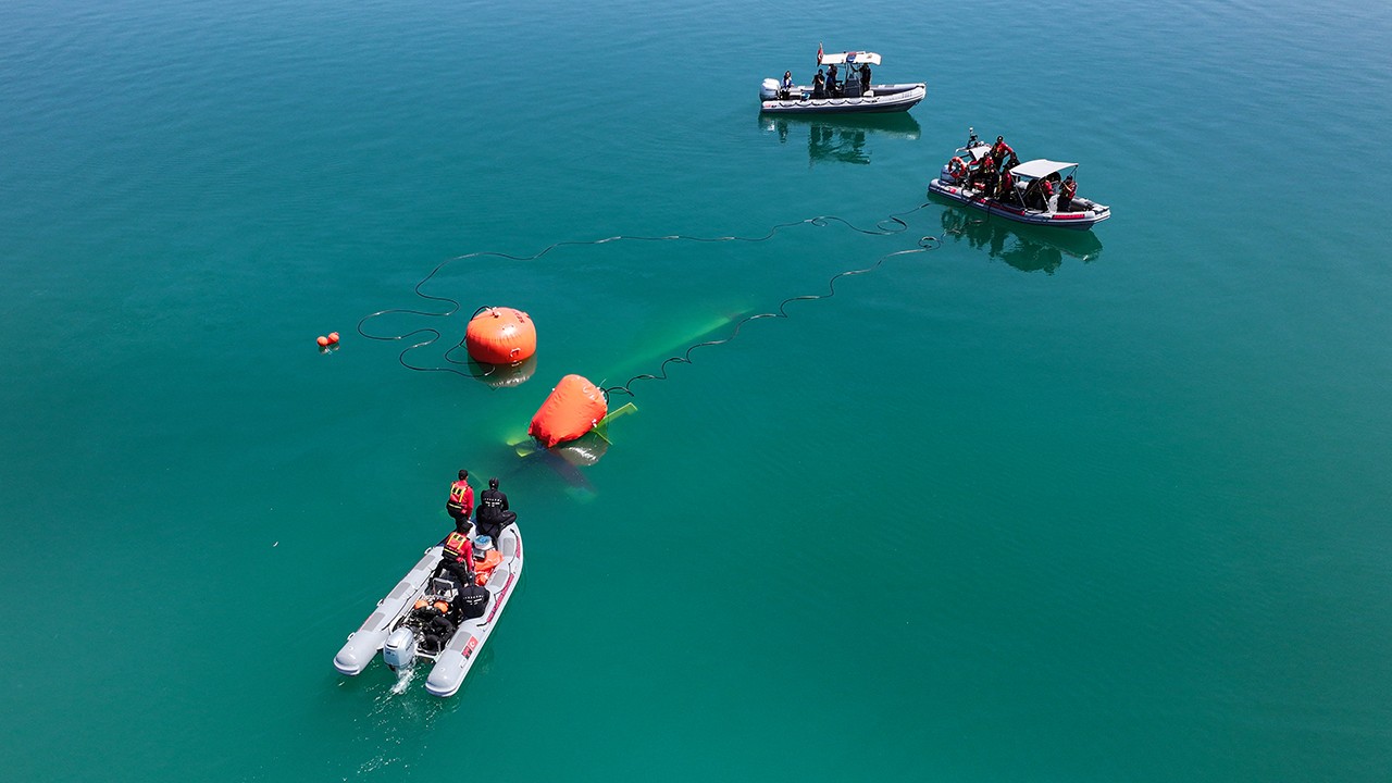 Yangın söndürme uçağı düştü, 2 pilot yaralandı! Uçağının enkazı su yüzeyine çıkarıldı