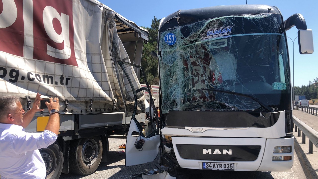 TIR ile yolcu otobüsü çarpıştı: 1’i ağır 3 kişi yaralandı