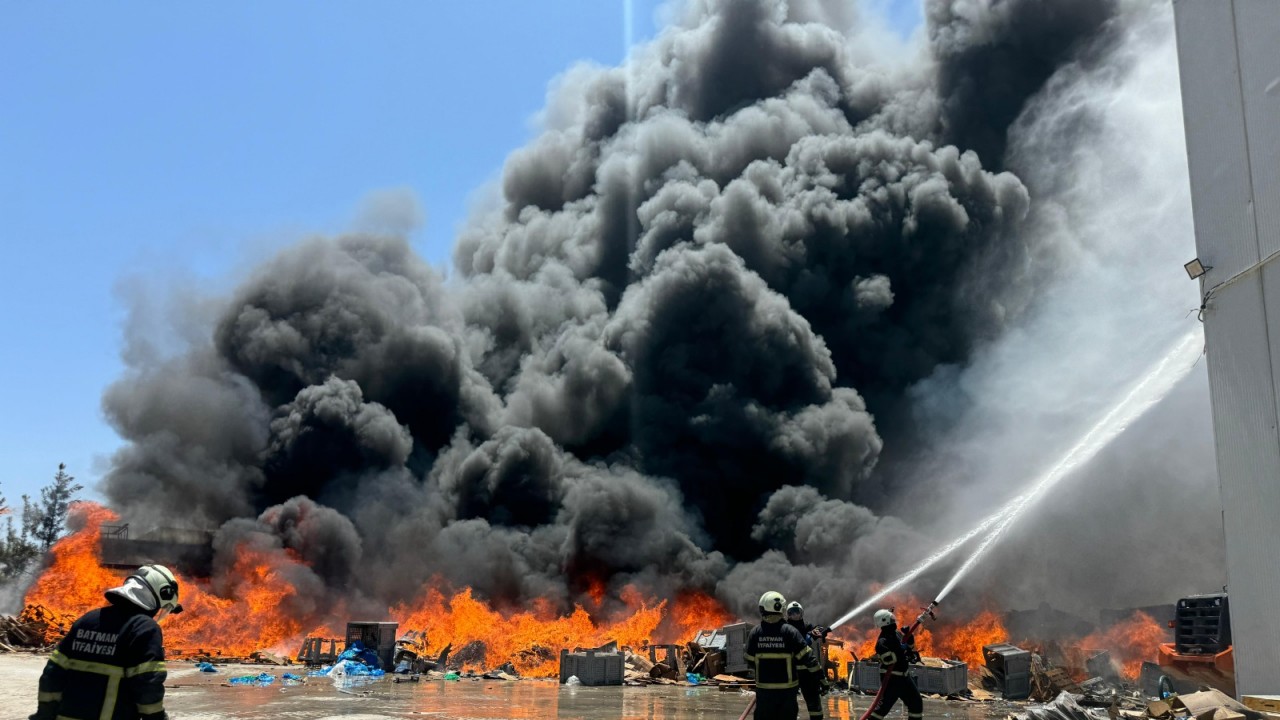Meyve suyu fabrikasında büyük yangın: Alevler gökyüzüne yükseldi