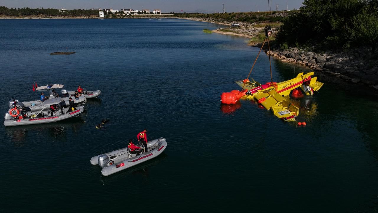 Baraj gölüne düşen yangın söndürme uçağının enkazı çıkarıldı