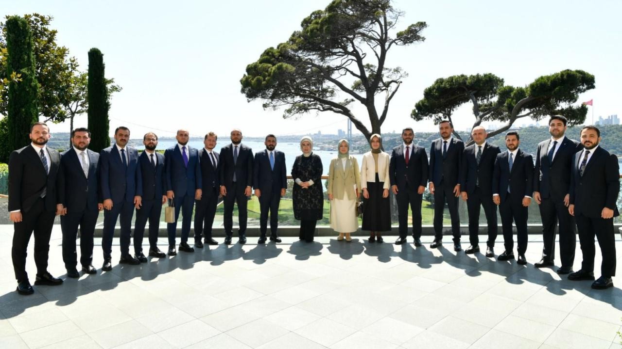 Emine Erdoğan, TÜGVA Yönetim Kurulu ile bir araya geldi