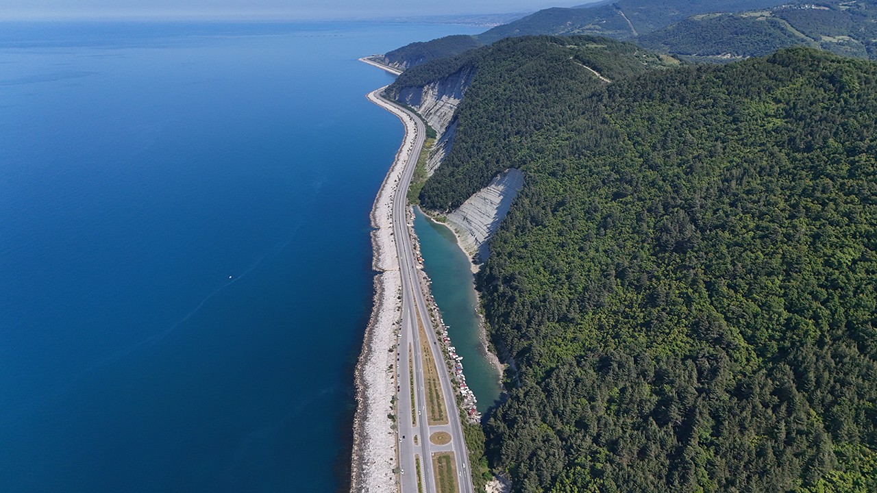 Tam 12 ilden geçiyor: Maviyle yeşilin buluştuğu 37 kilometrelik yol hayran bırakıyor