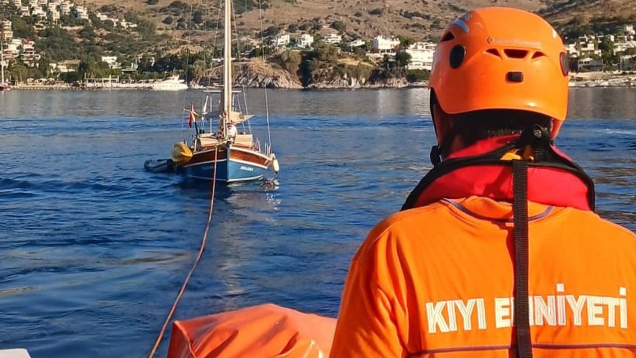 Bodrum açıklarında sürüklenen teknedeki 2 kişi kurtarıldı