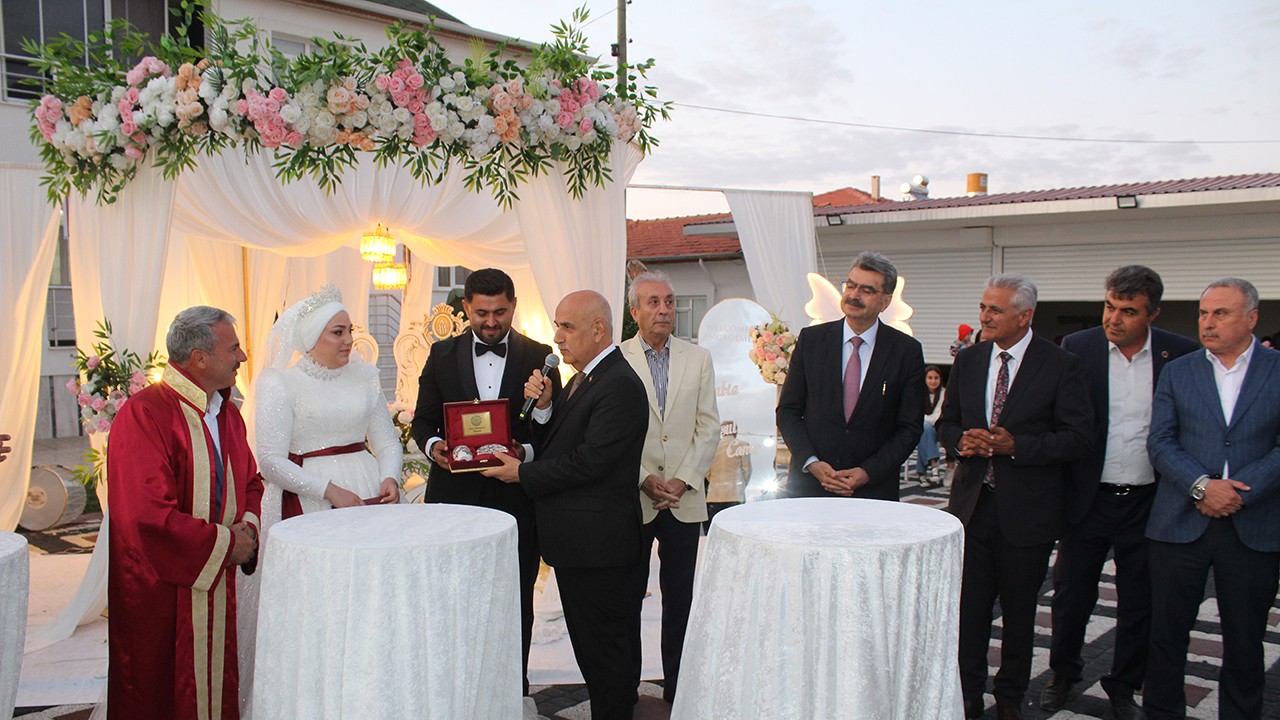Eski Tarım ve Orman Bakanları Kirişci ve Eker, Konya'da nikah şahidi oldu