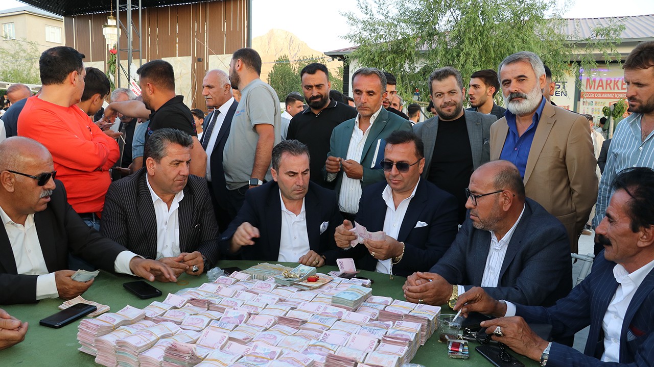 Milyonluk düğün: Beş bin kişi katıldı, paraları 14 kişi saydı