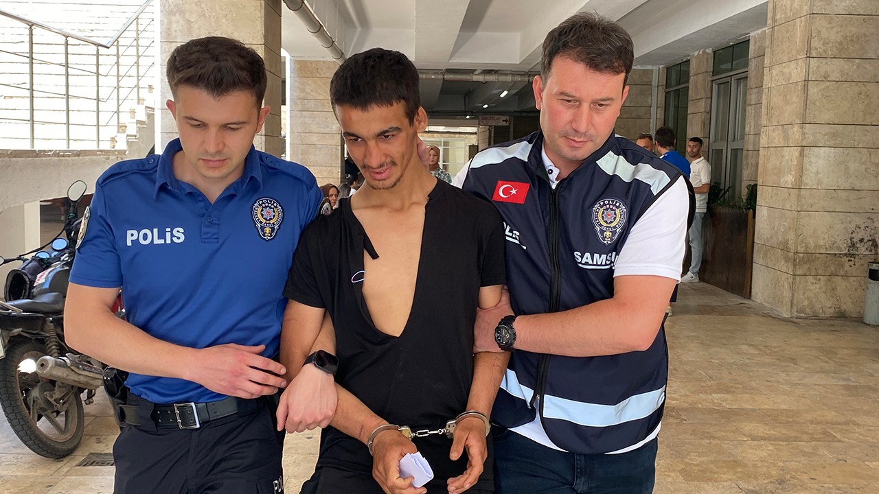 Balık tutan kişiyi ‘2 saattir bir balık tutamadın’ diyerek dövüp denize attı