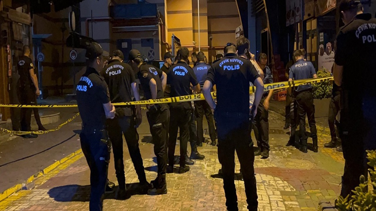 Polisleri silahla tehdit edip üzerlerine yürüyünce bacağından vurulan şüpheli tutuklandı