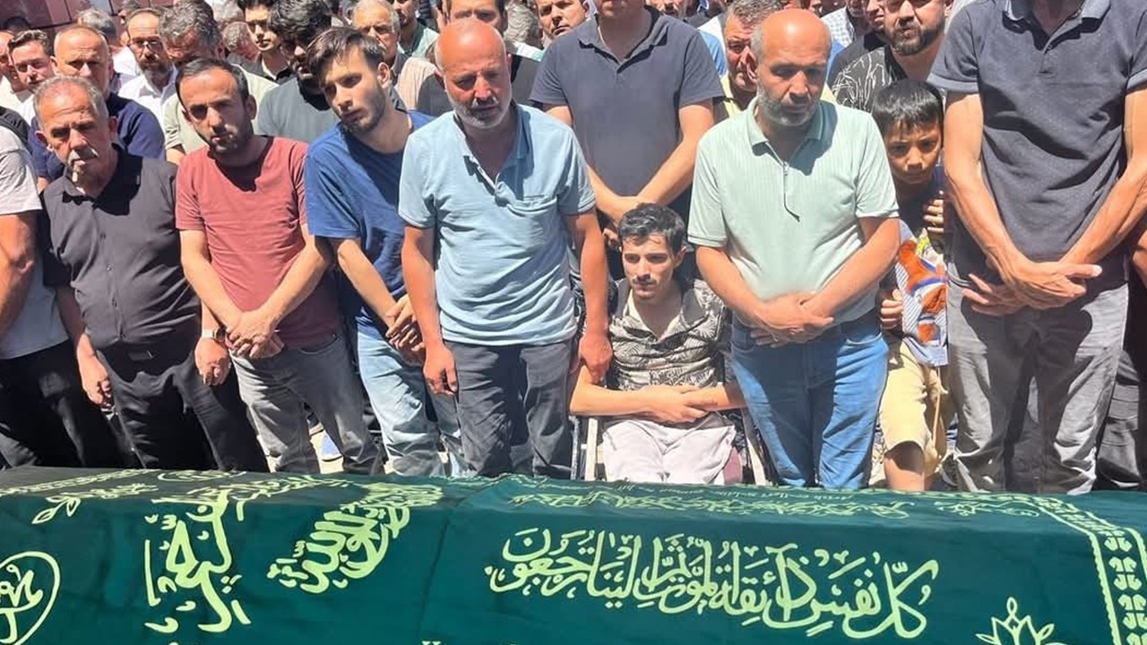 Hafriyat kamyonunun çarptığı otomobilden fırlayan Enes öldü