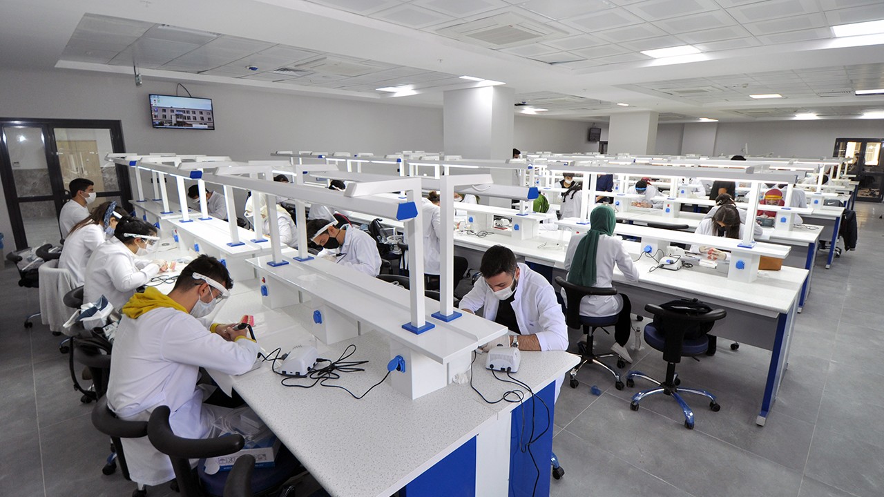 NEÜ Diş Hekimliği Fakültesi kalitesini belgeyle taçlandırdı