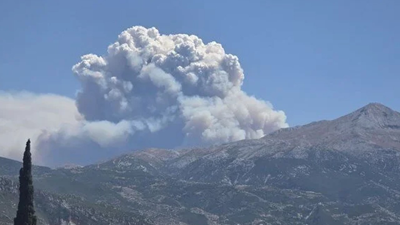 Sınırda yangın: Alevler hızla büyüdü, dumanlar Türkiye'den görülüyor