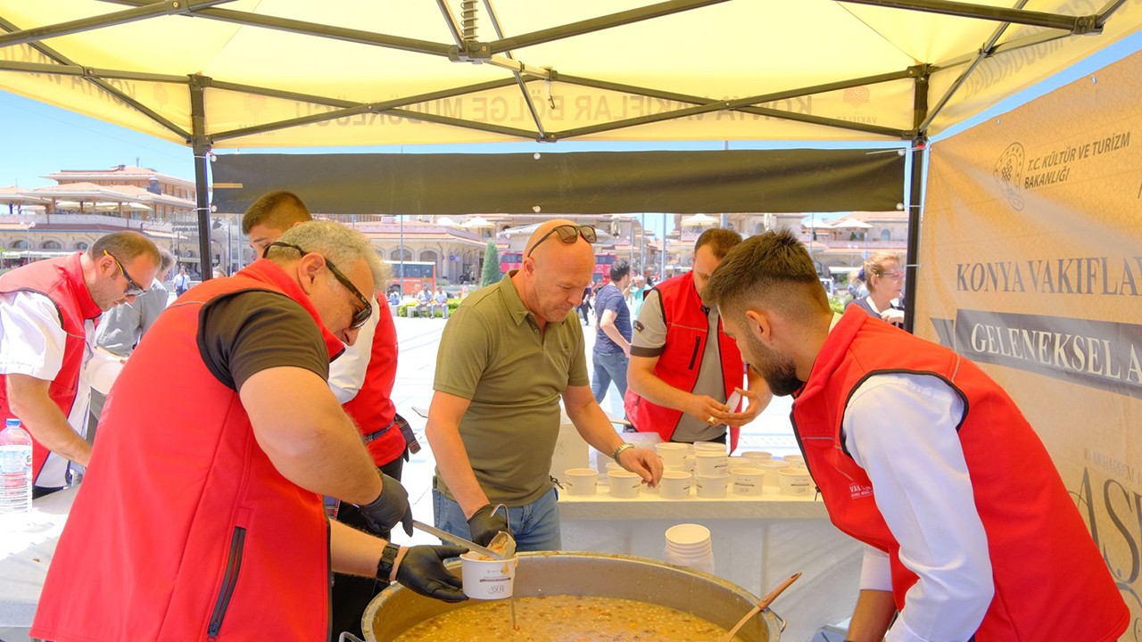 Konya'da vatandaşlara aşure dağıtımı yapıldı