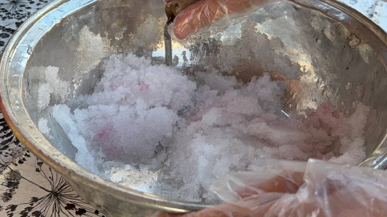 Dağdan kar getirip tatlandırdı, tabağını 50 TL'den satışa çıkardı