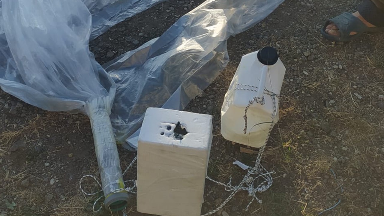 Gökyüzünden düşen paraşüte benzer nesne incelemeye alındı