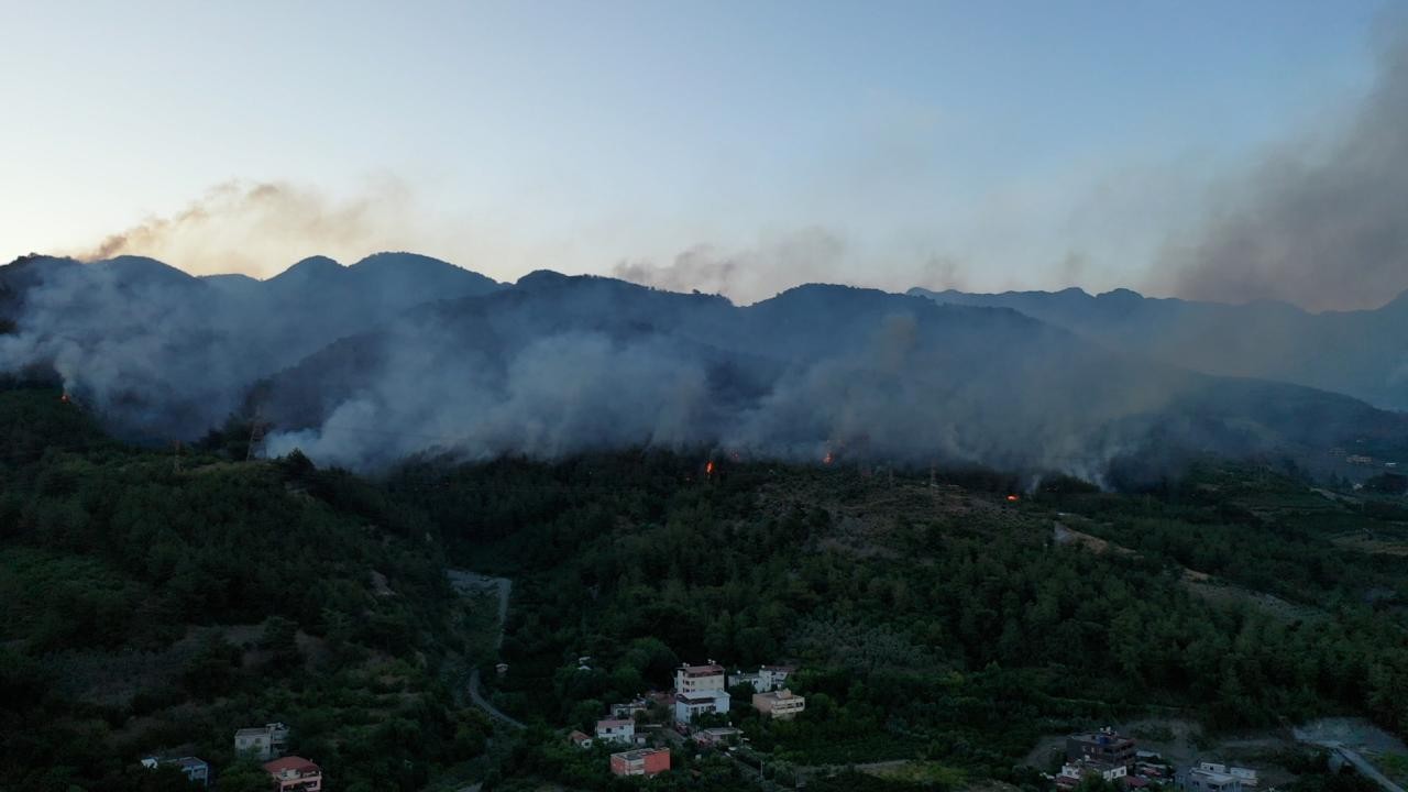 İzmir Aliağa'da mera ve ormanlık alanda çıkan yangın kontrol altında