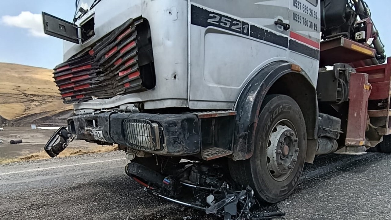 Ablasının düğün konvoyunda vinçle çarpışan genç motosiklet sürücüsü öldü! O anlar kamerada!