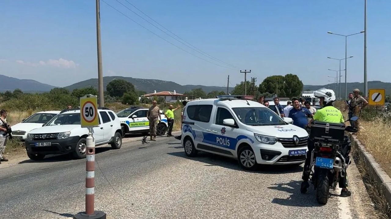 4 polis otosuna çarptı! Lastikleri patlatılarak yakalandı