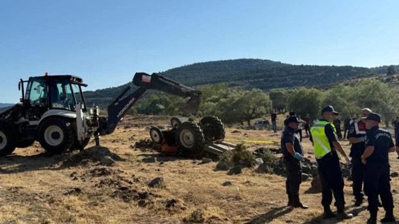 Tarlada devrilen traktörün altında kalan çift, öldü