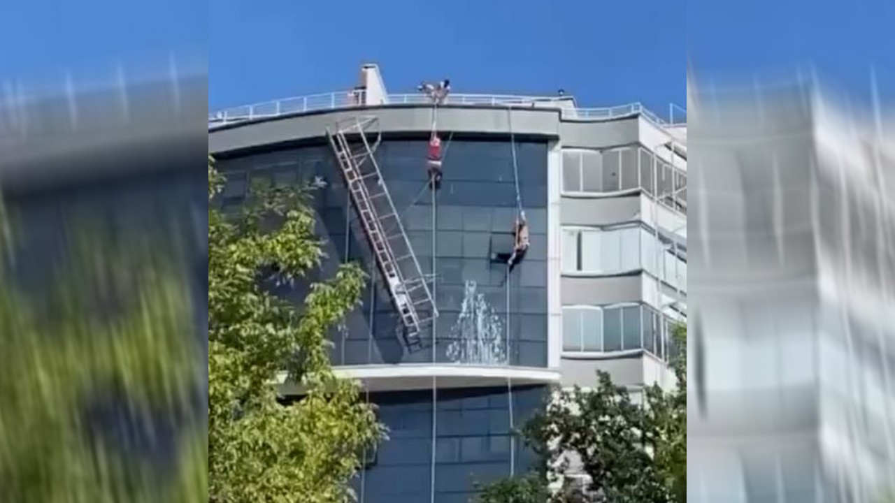 İki işçinin üzerinde çalıştığı iskelenin asma halatı koptu