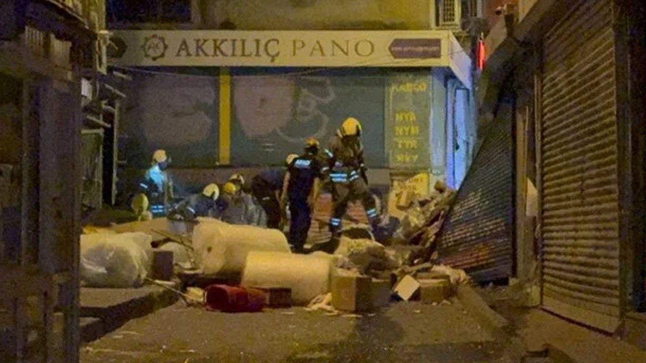 Önce patlama sesi duyulan binaardından çöktü