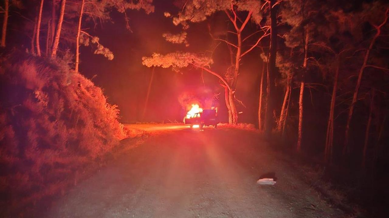 Seyir halindeyken yanan araç ormana sıçramadan söndürüldü