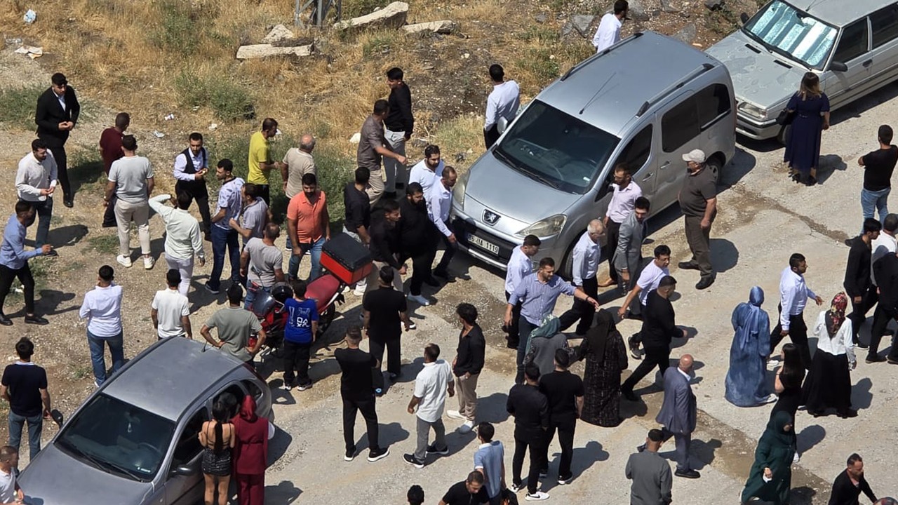 Düğünde kavga çıkarıp ihbara gelen polis aracına zarar verdi