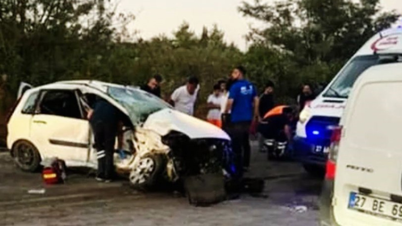 Otomobiller çarpıştı: 1 ölü, 3 yaralı