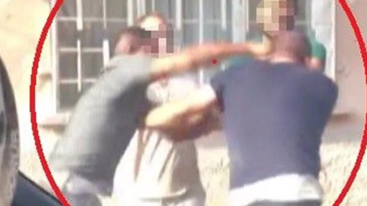 Tekmeli yumruklu kavga: Sokak boks ringine döndü!