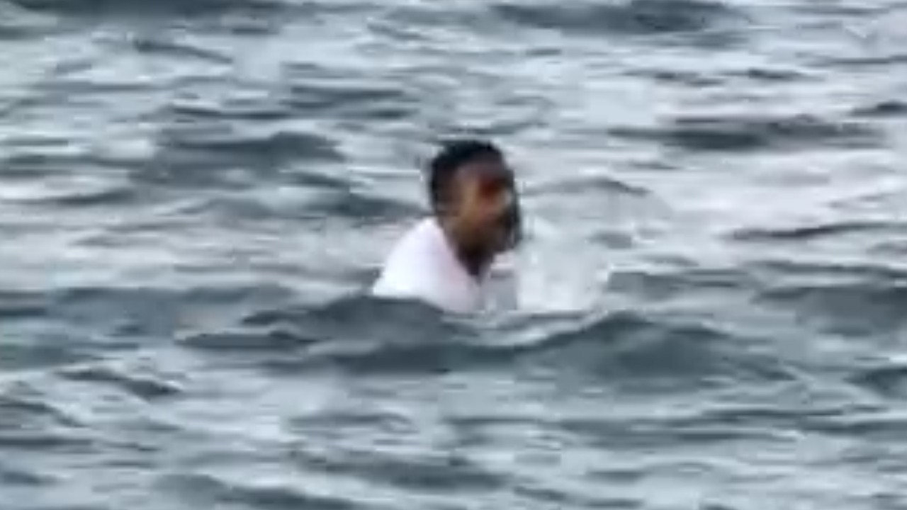 Taşkınlık yapan şahıs polisten kaçarken denize atladı