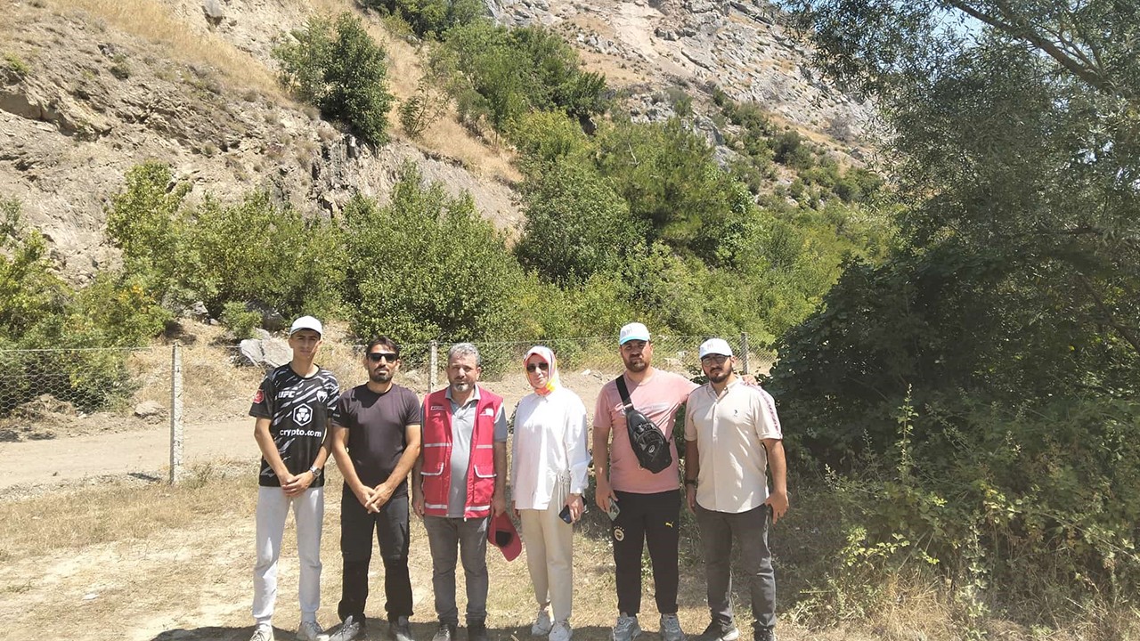 TÜGVA’lı gençlerden çevre temizliği