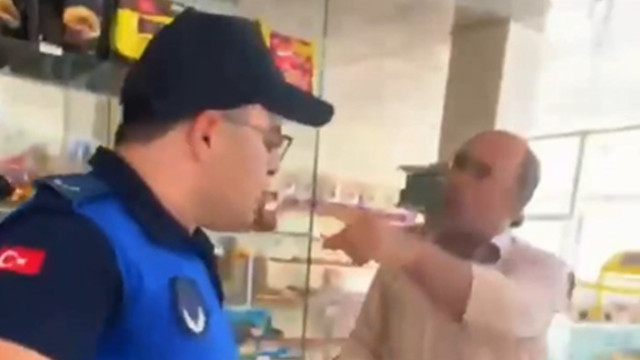 Daha önce de tarihi geçmiş ürün satan marketçi, zabıtalara saldırdı! O anlar kamerada