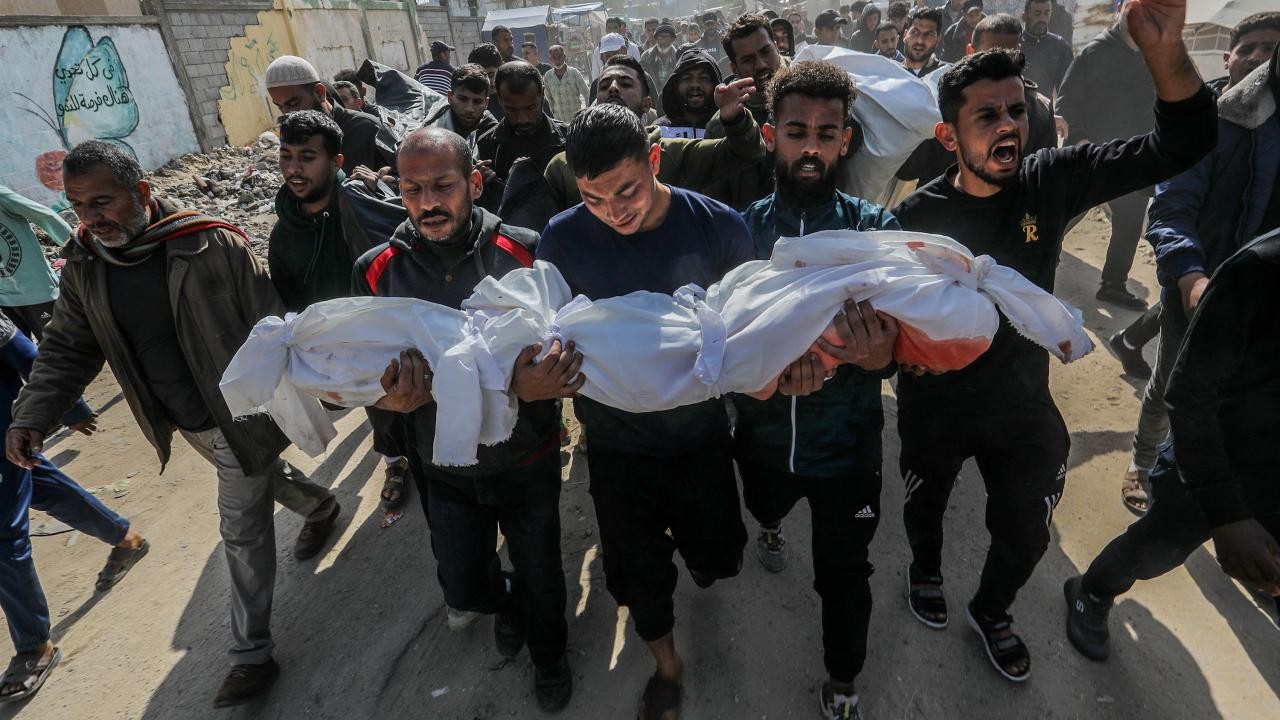 Soykırımcı İsrail’in Gazze’ye düzenlediği son saldırılarda 17 Filistinli hayatını kaybetti