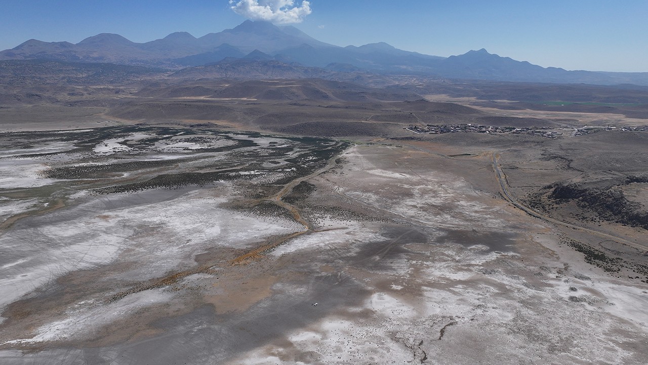 Erciyes’in eteğindeki kuruyan göl “Çöl“e döndü