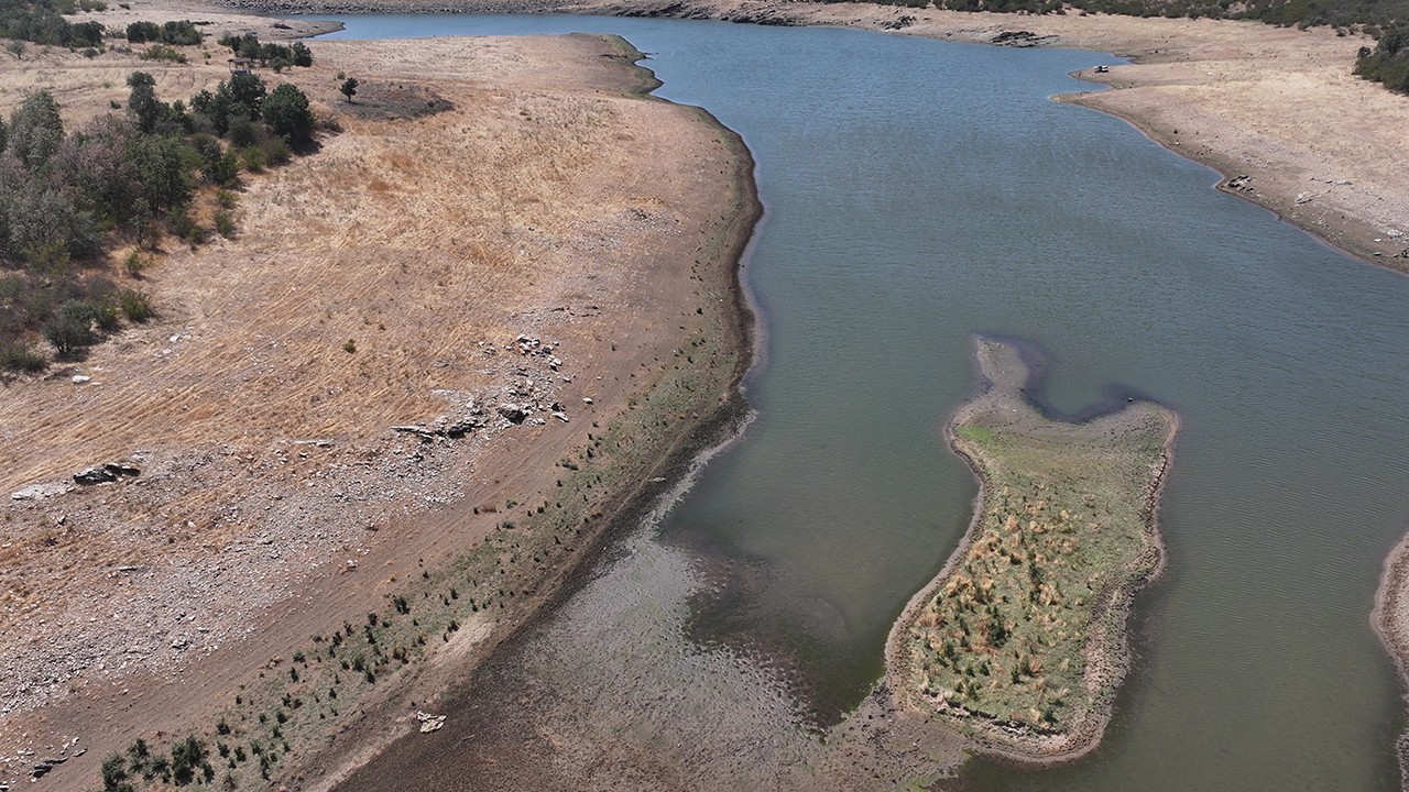 Kuraklık nedeniyle göletteki su seviyesi azalınca ürünler kurudu