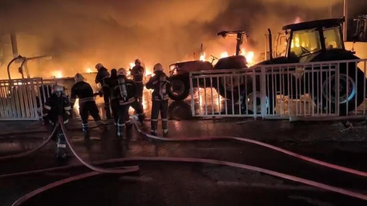 Çıkan yangında 3 iş yeri ve 19 traktör yandı