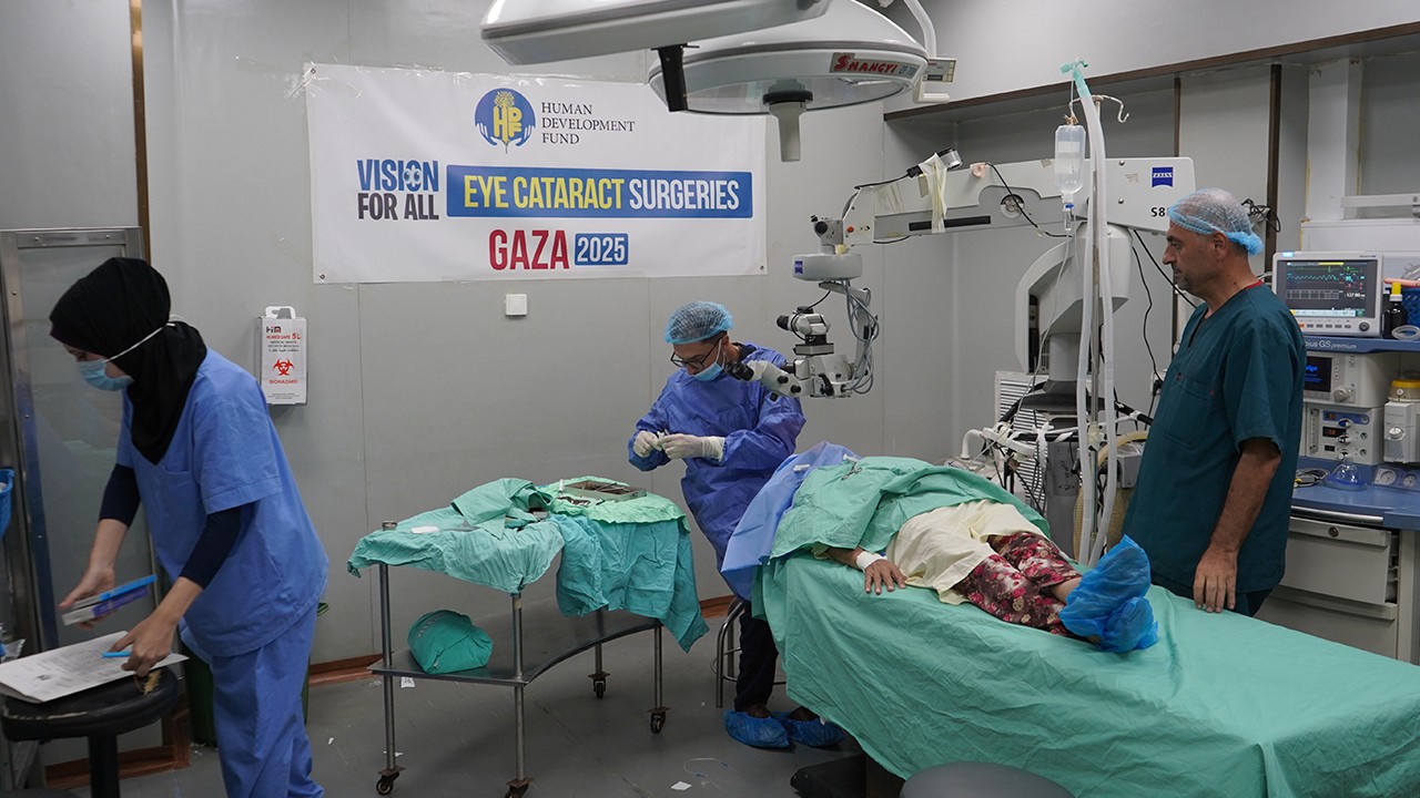 Gazze’de doktorlar “açlıktan“ ayakta durmakta zorlansa da hayat kurtarmaya çalışıyor