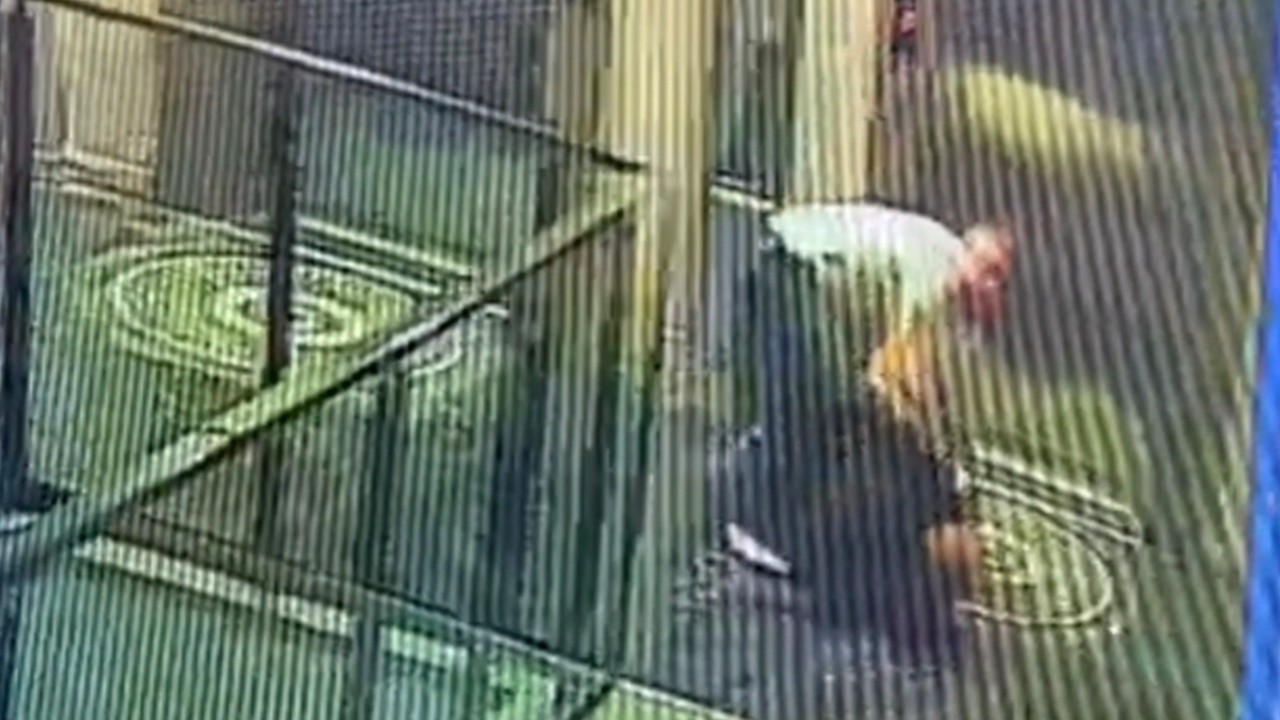 Kendisini uyaran resepsiyon görevlisini tekme tokat dövdü