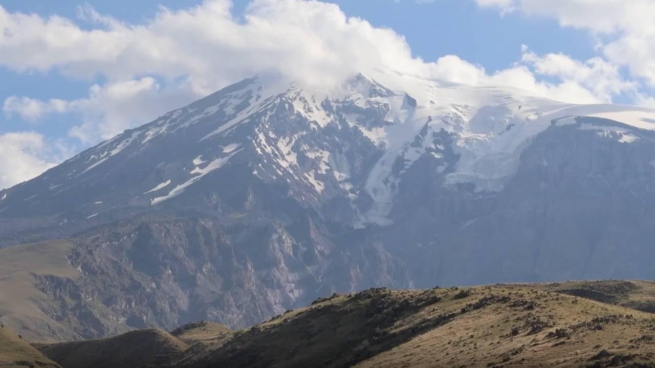 Ağrı Dağı’nın zirvesindeki takke buzulu eriyor