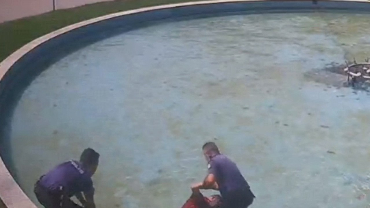 Süs havuzuna düşen alkollü kişiyi polis kurtardı!