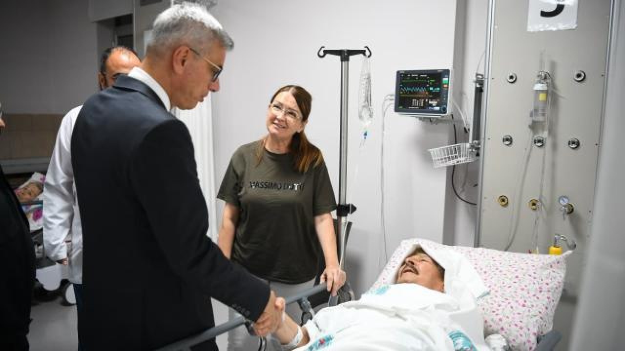 Sağlık Bakanı Memişoğlu Balıkesir’deki depremde yaralanan vatandaşları ziyaret etti