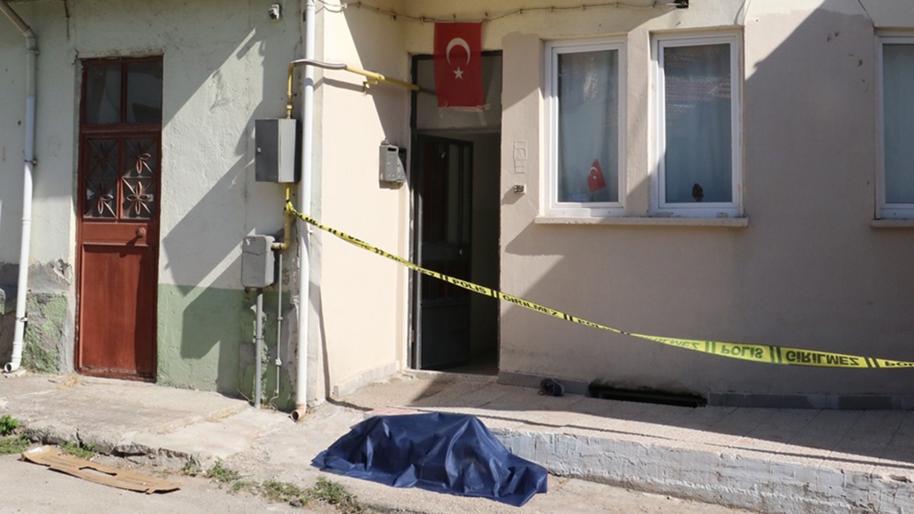 Evinin önünde ölü bulundu