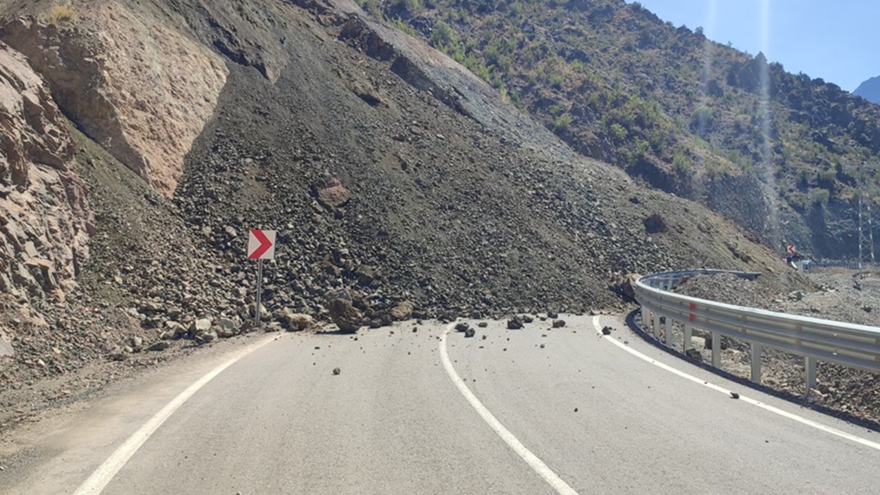 Artvin’de heyelan anı kamerada: Yol trafiğe kapandı