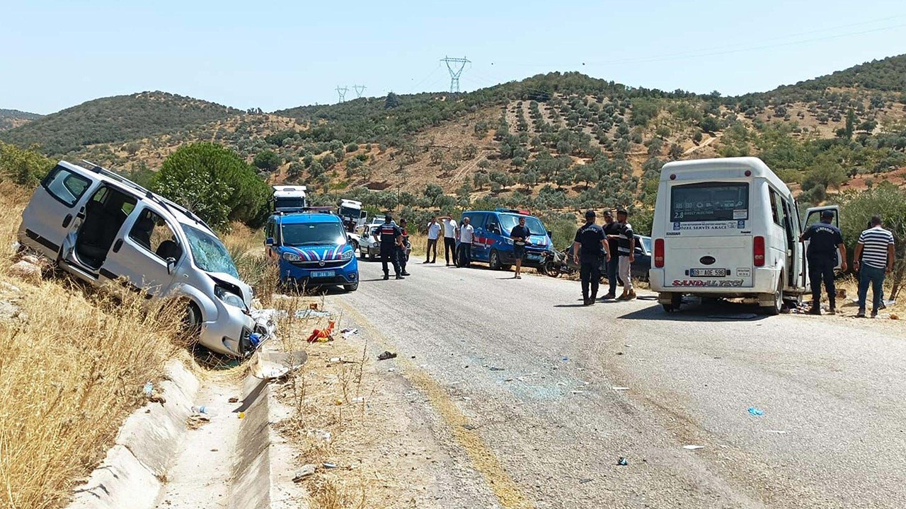 İşçileri taşıyan minibüs kaza yaptı: 8 yaralı