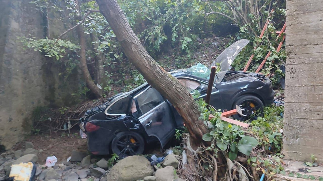 Otomobil köprüden uçtu; 1 çocuk öldü, 2'si çocuk 3 yaralı