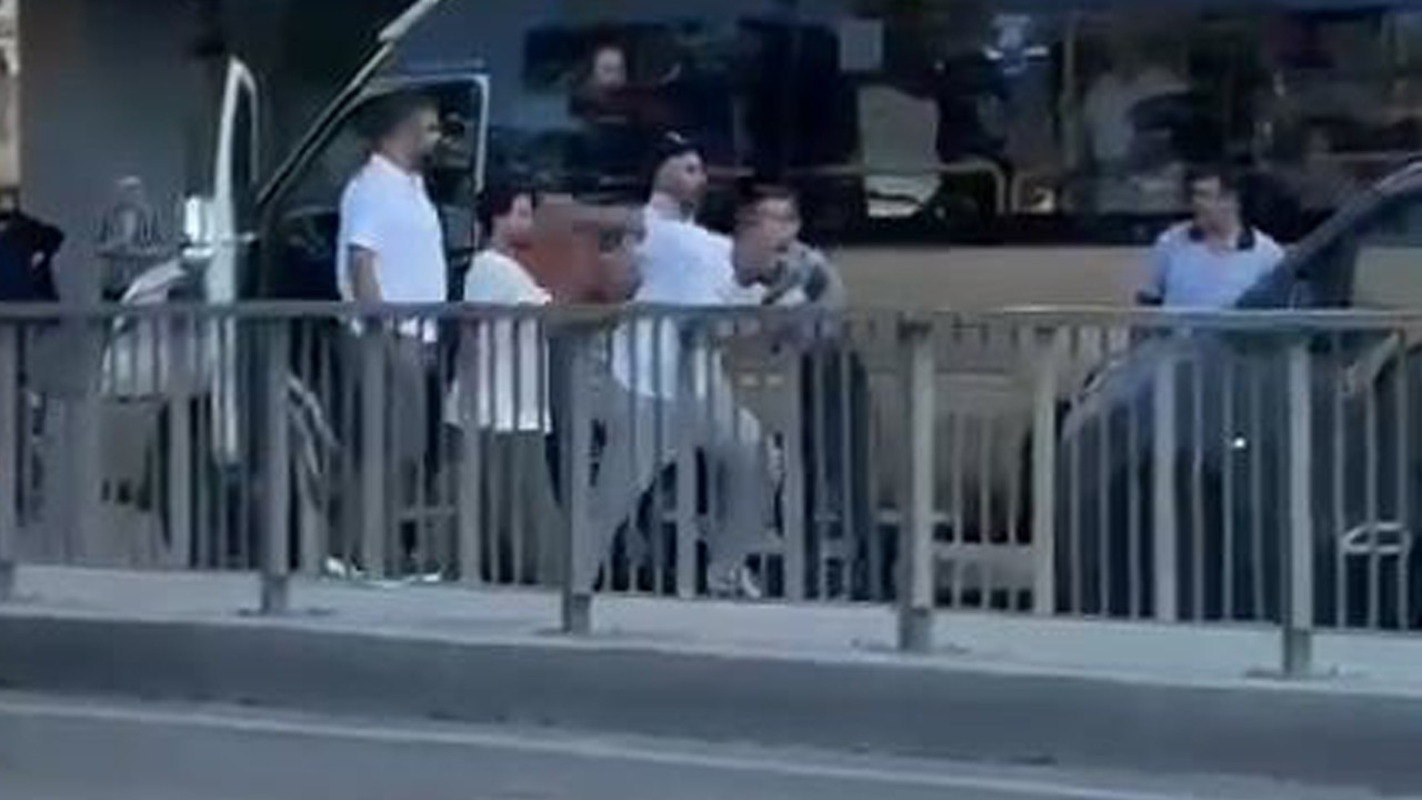 Minibüs şoförü yola atladı: Korna çalan sürücüyü tekme tokat dövdü! O anlar kamerada