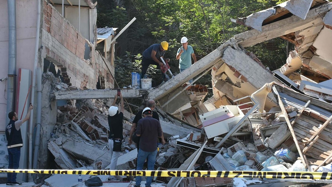 Depremde yıkılan binanın sahibi ile müteahhidi adliyede