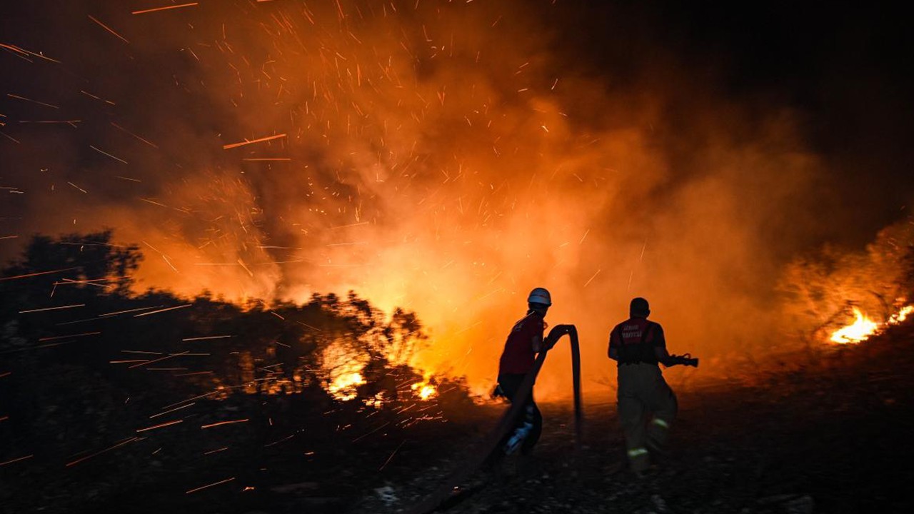 İzmir'deki orman yangınına müdahale sürüyor